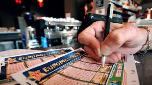 Au bifat greşit un număr la loto şi au câştigat 12 milioane de euro
