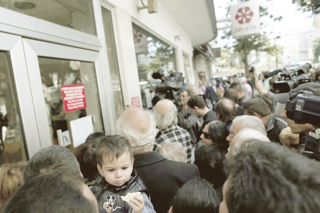 De ziua națională, o bancă românească se retrage din Cipru