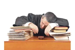 HAOS ÎN TRIBUNALE: Faci azi plângerea şi te judeci la începutul lui 2014