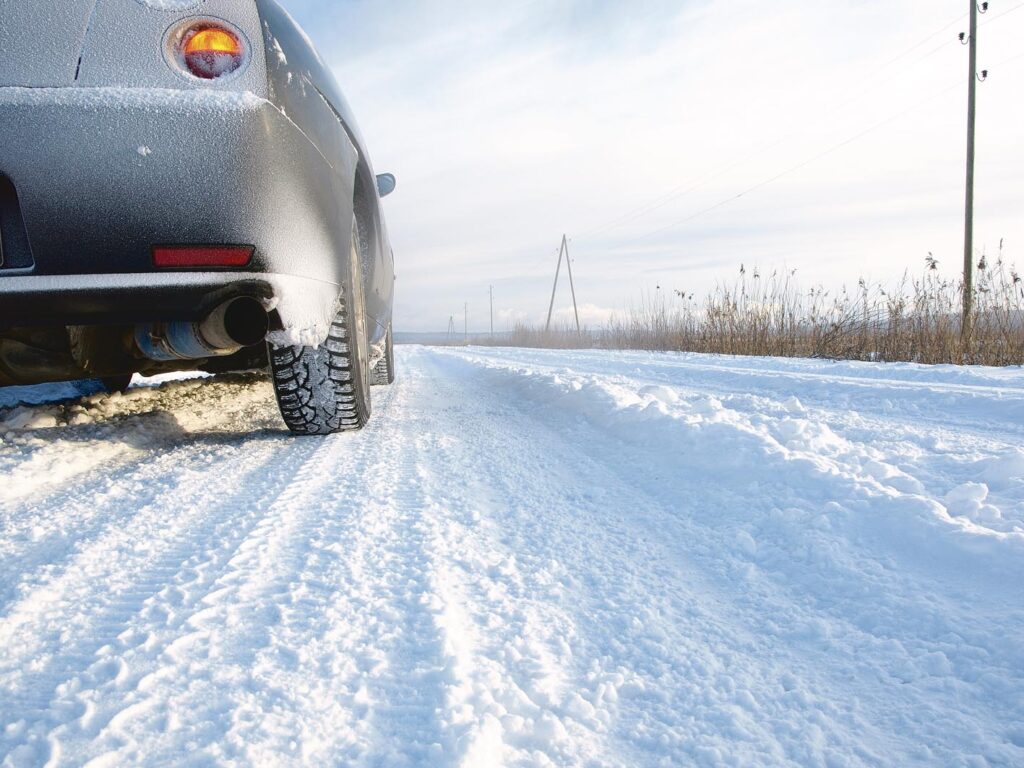 ATENŢIE ŞOFERI: Maşinile trebuie echipate de iarnă. Poliţiştii încep să amendeze