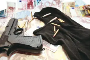 Averile infractorilor ar putea fi scoase la vânzare