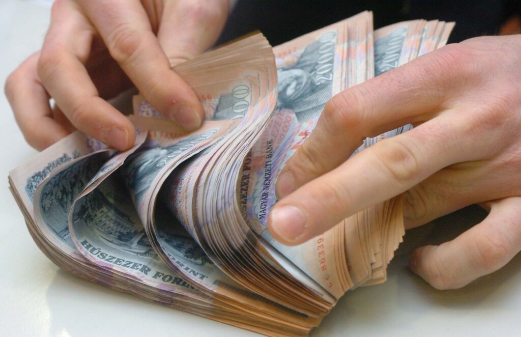 Cine este investitorul secret care-i îndatorează pe unguri