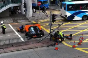 Maşină de 1,3 milioane de dolari, făcută zob într-o secundă