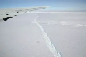 Naşterea unui aisberg de mărimea oraşului New York în Antarctica
