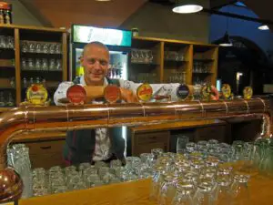 Nemţii caută barmani şi ospătari pe perioada verii. Salariile oferite ajung până la 2.100 euro/lună