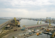 Operatorii portuari navighează contra curentului de scădere a bursei