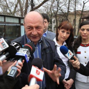 Băsescu, despre mesajul eronat privind Ziua Imnului: „Este inadmisibil. Vor răspunde cu 10% din salariu”
