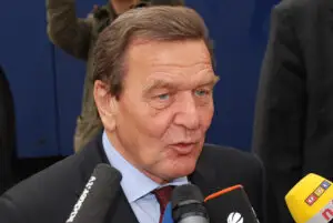 Acuzaţii la nivel înalt: Navalnîi spune că fostul cancelar Gerhard Schroeder îi protejează pe criminalii lui Putin