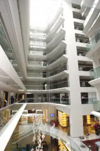 Hotelurile se transformă, se vând, dar nu se predau