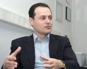 Marius Ghenea se apucă de vândut cauciucuri de iarnă