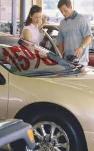 Jucătorii din piaţa auto se zbat în capcana discounturilor