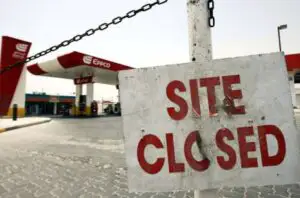 Țara unde benzina se dă cu porția. Paradox: E plină de petrol