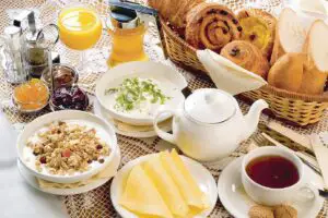 Românii prind gustul micului dejun servit de cafenele și restaurante
