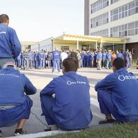 Trei sute de oameni protestează în faţa Combinatului Oltchim