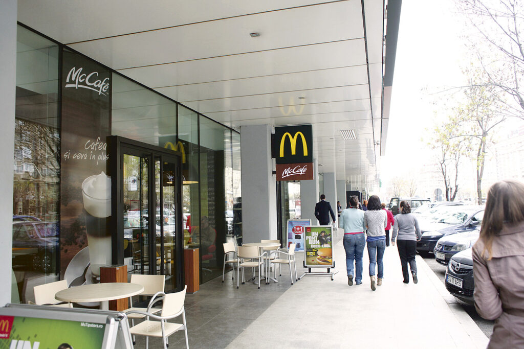 PREMIERĂ: McDonald’s îşi schimbă numele timp de o lună
