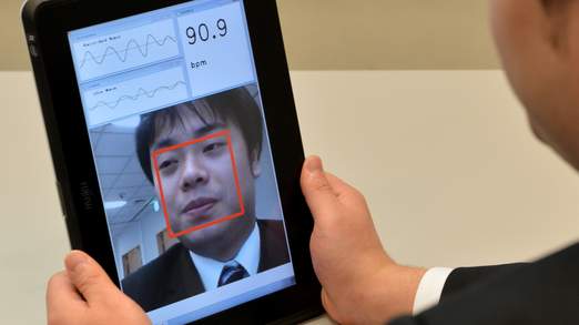 O firmă japoneză a prezentat un telefon mobil care măsoară pulsul