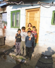 Jumătate din populaţia României a ajuns asistată social