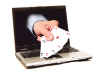 Pokerul online, ideal pentru criză: destresează şi, de ce nu, aduce bani