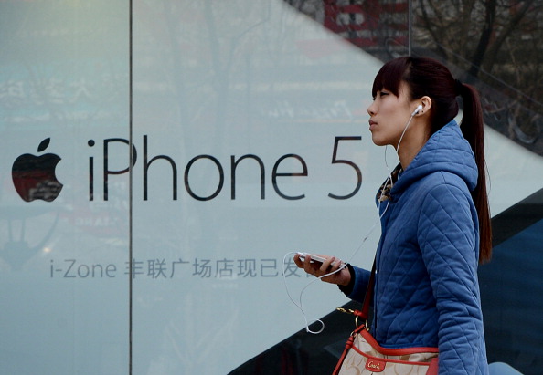 Disperaţi după profit: Apple iPhone 5C se vinde scump în China