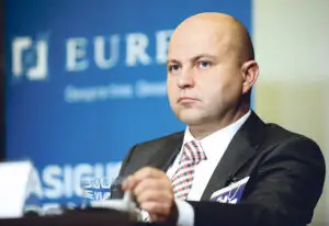De la antreprenor la angajat și invers