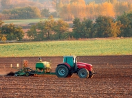 Guvernul ar putea subvenţiona agricultorii afectaţi de creşterea preţului motorinei