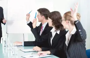 Studiu: Directorii generali ai companiilor din România, optimişti cu privire la perspectivele de creştere în 2014
