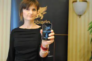 Românii, ahtiaţi după telefoanele de lux. Vezi pe ce modele plătesc chiar şi 10.000 de dolari