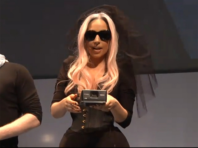 Lady Gaga şi Polaroid fac show la CES 2011