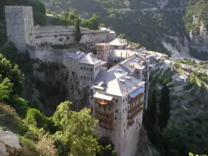 Sfântul Munte Athos e pe punctul de a rupe relaţiile cu statul grec