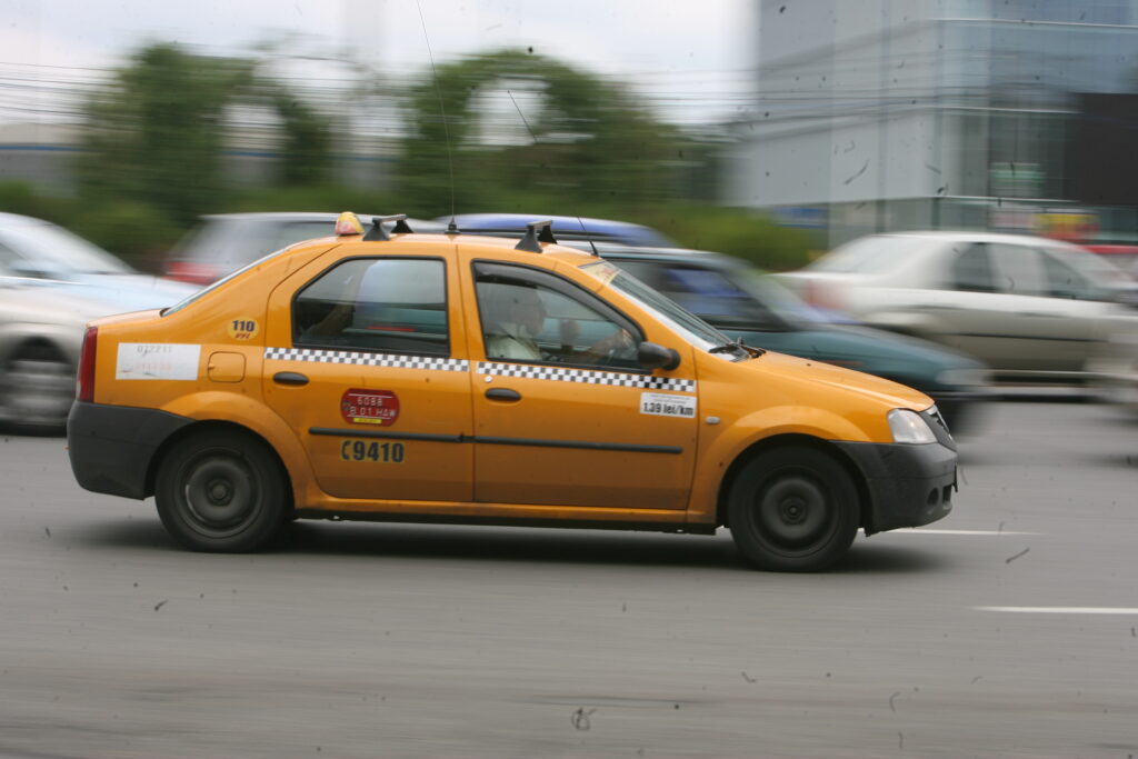 Taximetriștii acuză: Sunt încălcate acte normative ce reglementează transportul public local