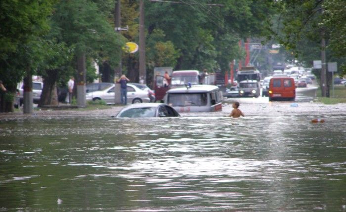 VIDEO Credeţi că la noi a plouat mult în ultimele zile? Priviţi ce se întâmplă la vecinii din nord!