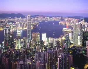 Cea mai nouă bulă speculativă se umflă în Hong Kong. Un taxi cu licenţă a ajuns la aproape 1 milion de dolari