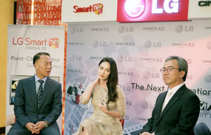 Una dintre cele mai frumoase femei din lume promovează televizoarele 3D de la LG