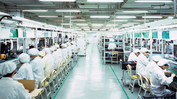 Primul reportaj dintr-o fabrică Apple din China, unde angajaţii fac iPhone pentru 1,78 dolari pe oră
