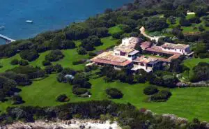 Berlusconi îşi vinde vila din Sardinia. Vezi cât cere pe ea