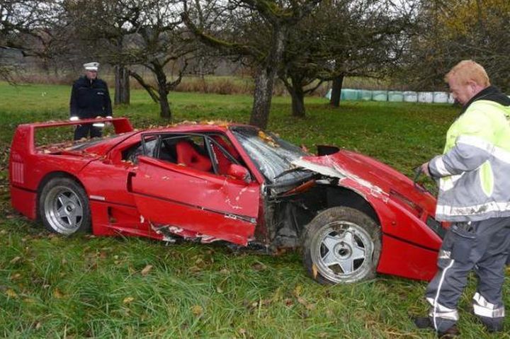 Un Ferrari F-40 a fost făcut zob de un şofer în vârstă de 80 de ani