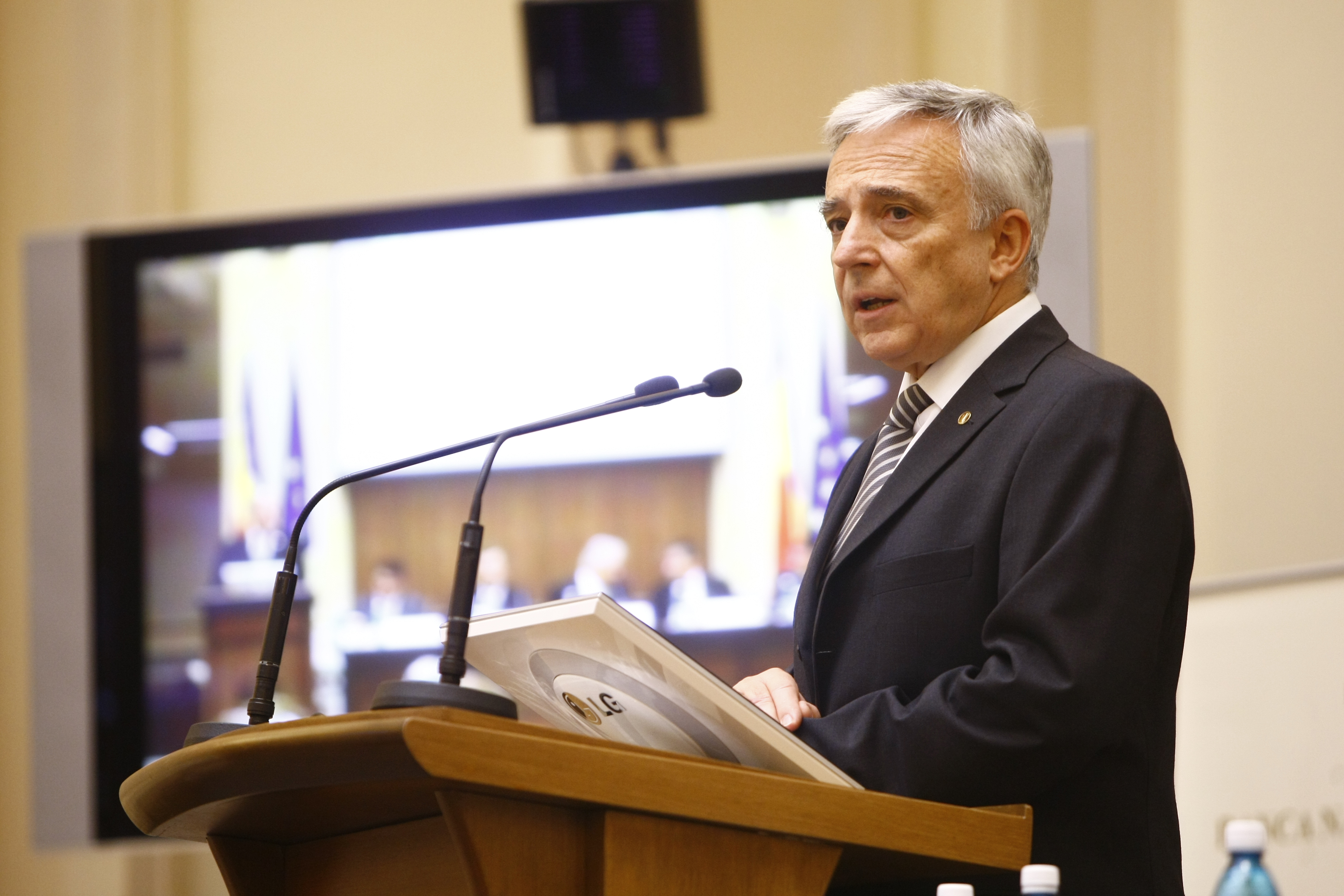 Isărescu: 2012 va fi anul unor mari transformări în sistemul bancar din România
