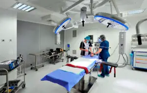 Statul închide un spital, privaţii deschid în loc două
