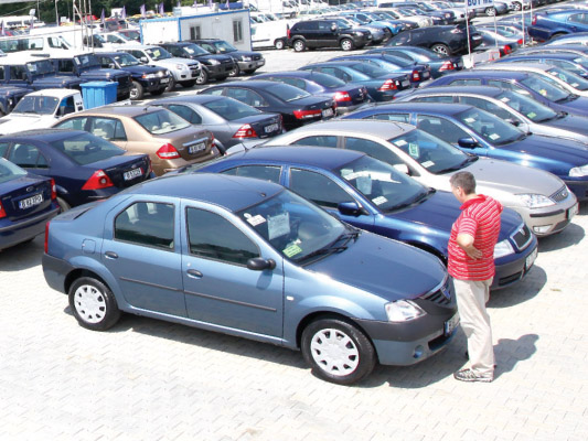 Vânzările de autovehicule noi, în scădere cu 50% în 2013