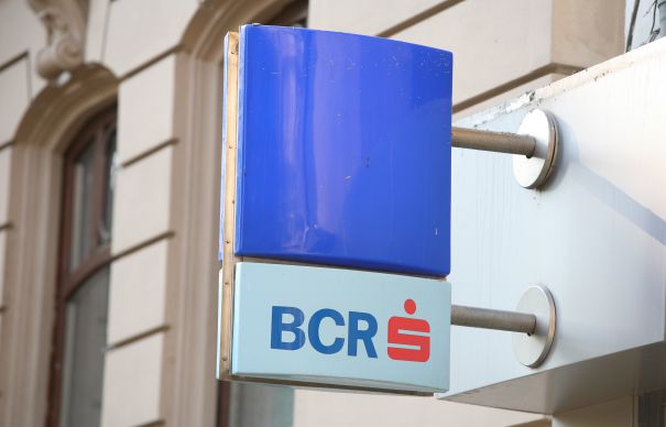 Creditele cu probleme subţiază profitul BCR la finalul lui 2013
