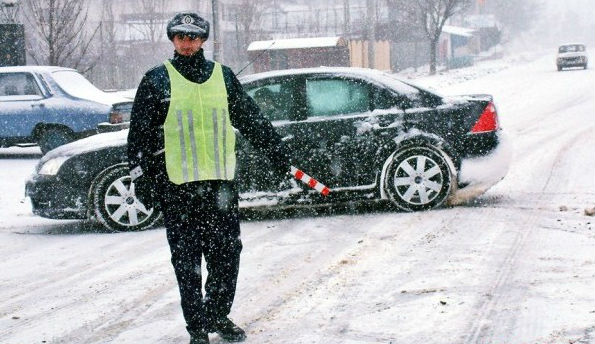 Zeci de şoferi sancţionaţi pentru lipsa cauciucurilor de iarnă