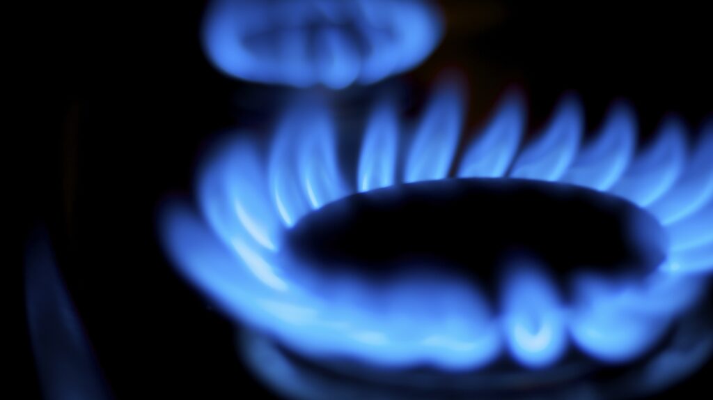 Preţul reglementat al gazelor va creşte cu 2% pentru populaţie şi cu 5% pentru consumatorii non-casnici, de la 1 aprilie