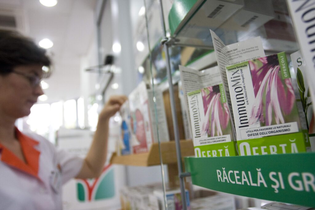 ALARMANT Studiu: În timp ce românii se îmbolnăvesc din cauza consumului mare de medicamente, companiile fac miliarde pe seama lor
