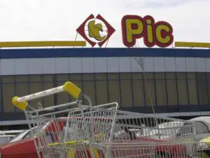 Fostul hipermarket PIC din Oradea, transformat într-un parc logistic