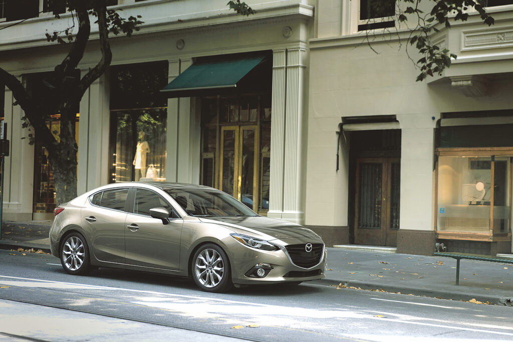 Mazda 3 Sedan sfidează convenţionalul