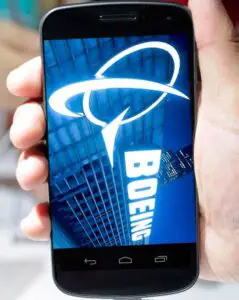 Boieng lucrează la un smartphone care, la nevoie, se poate autodistruge