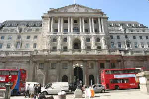 Banca Angliei menţine nemodificată dobânda de referinţă chiar dacă economia şi-a revenit