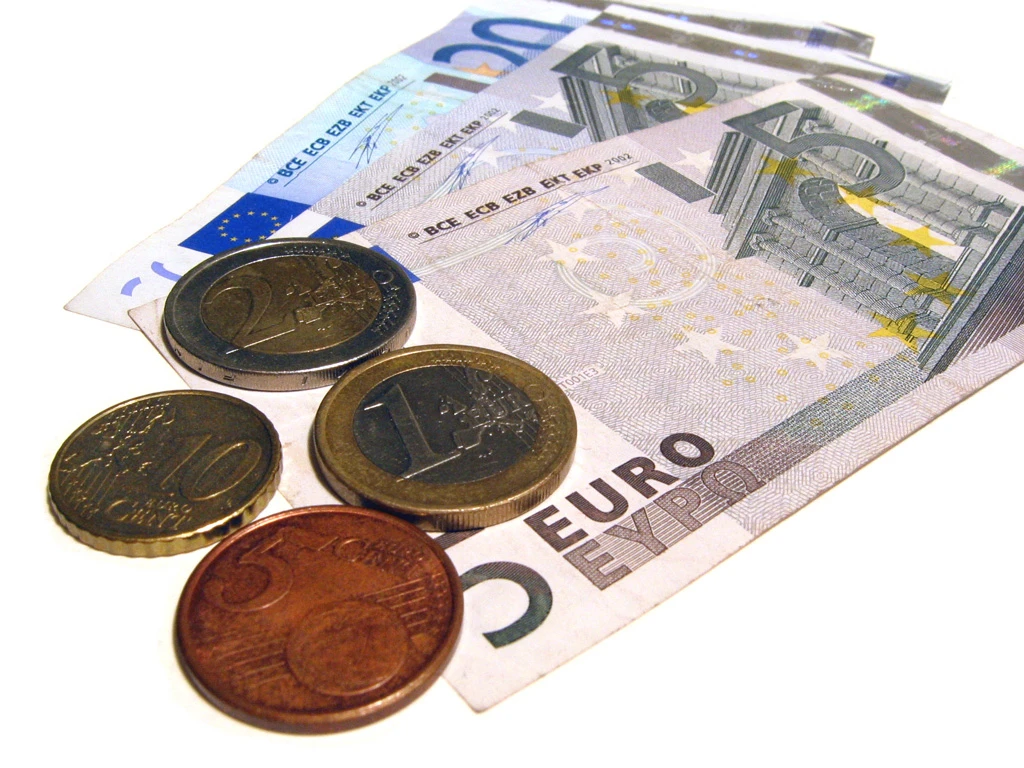 Moneda naţională s-a apreciat, vineri, în raport cu euro, până la un curs de 4,4995 lei