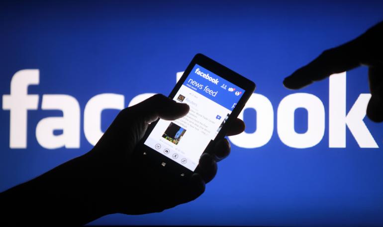 Două treimi dintre românii cu cont pe Facebook accesează reţeaua de socializare de pe telefonul mobil