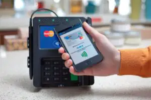 80% dintre britanici vor putea beneficia de cea mai nouă tehnologie pentru plăţi cu telefoanele mobile